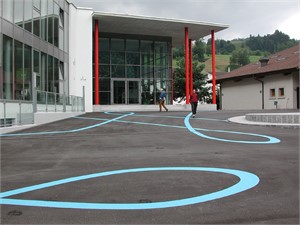Schulhaus Schachen, 2004

Platzgestaltung, Markierfarbe auf Asphalt
