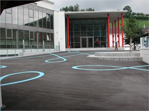 Schulhaus Schachen, 2004

Platzgestaltung, Markierfarbe auf Asphalt