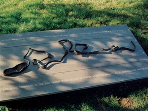 Bildstock, Heiligkreuz LU, 1999

Messingguss, patiniert, 180 x 60 x 8cm, auf Holz mit lat. Text confessiones Andi Rieser