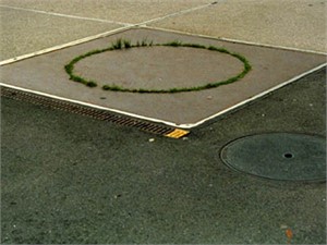 Bahnhofplatz Luzern 1990

gr&uuml;ne Linie, Eisenplatte 250 x 250cm, nach Wettbewerb