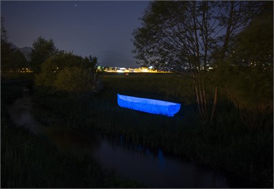 Schiff, Epoxyharz und Nachtleuchtfarbe, 620 x 170 x 85cm, 2018