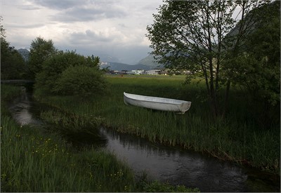 Schiff, Epoxyharz und Nachtleuchtfarbe, 620 x 170 x 85cm, 2018